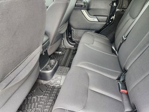 Used 2015 Jeep Wrangler Unlimited Sahara AWD/4WD image 29