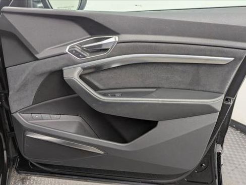 Used 2022 Audi e-tron S Premium Plus image 22