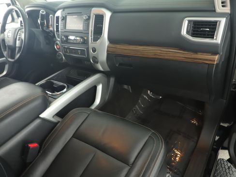 Used 2019 Nissan Titan SL image 23