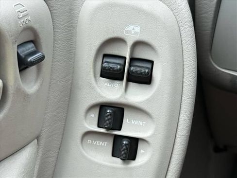 Used 2005 Chrysler Town & Country FWD image 19
