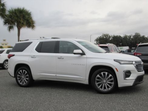 Used 2023 Chevrolet Traverse Premier image 2