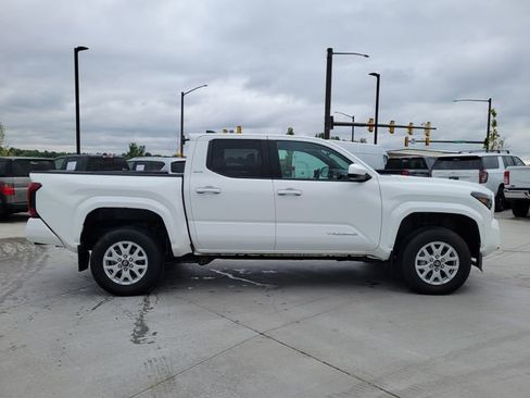 Used 2024 Toyota Tacoma SR5 AWD/4WD image 6