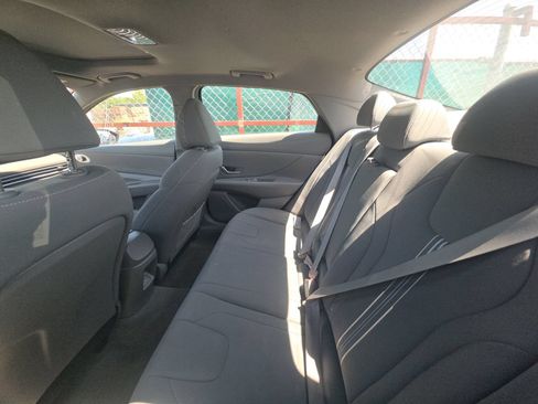 Used 2025 Hyundai Elantra SEL FWD image 13
