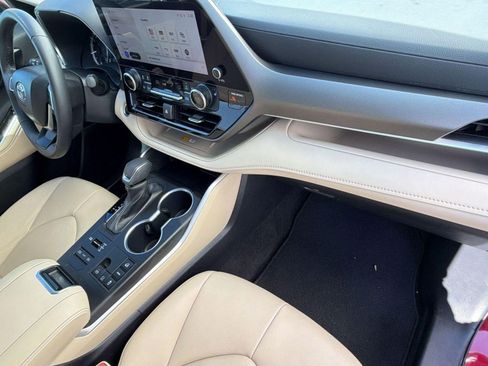 Used 2024 Toyota Highlander XLE image 34