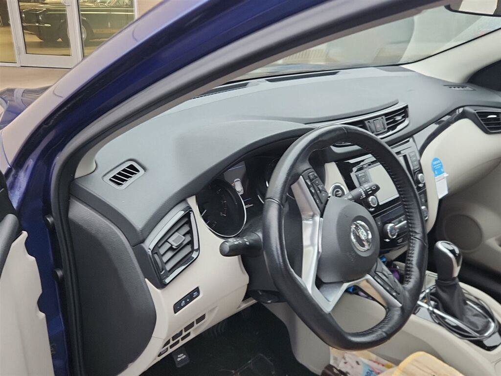 Used 2020 Nissan Rogue Sport SV w/ All-Weather Package AWD/4WD image 12