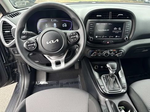 Used 2025 Kia Soul LX w/ LX Technology Package FWD image 17