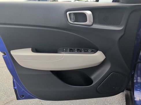 Used 2025 Hyundai Venue SEL FWD image 11