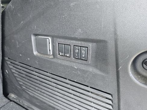 Used 2024 GMC Yukon SLT w/ SLT Luxury Package image 6