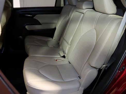 Used 2020 Toyota Highlander XLE image 13