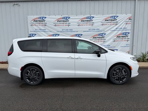 New 2026 Chrysler Pacifica Select image 2