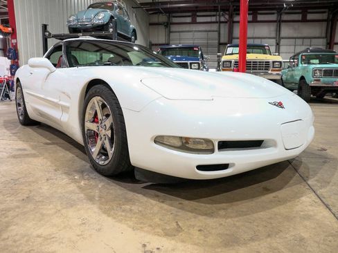 Used 1998 Chevrolet Corvette Coupe w/ Memory Pkg RWD image 12