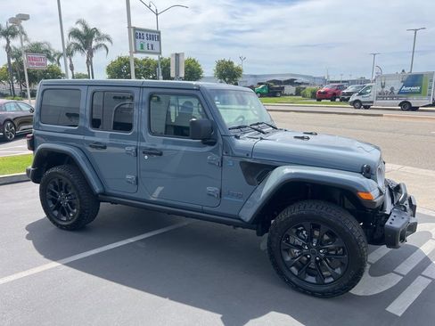 Used 2025 Jeep Wrangler Unlimited Sahara AWD/4WD image 11