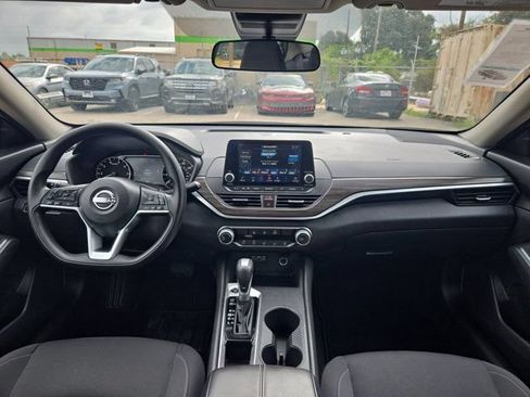 Used 2025 Nissan Altima 2.5 SV FWD image 24