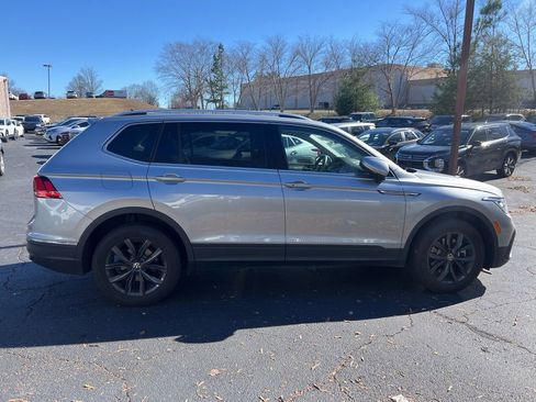 Used 2024 Volkswagen Tiguan SE image 4