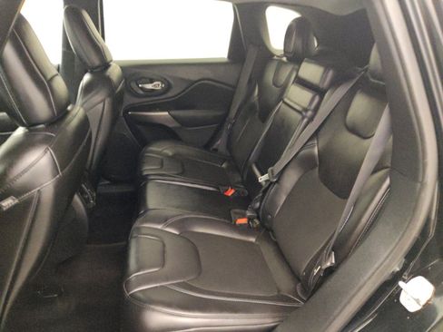 Used 2019 Jeep Cherokee Latitude Plus FWD image 18
