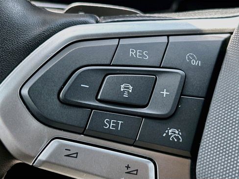 Used 2025 Volkswagen Atlas Cross Sport SE FWD image 37