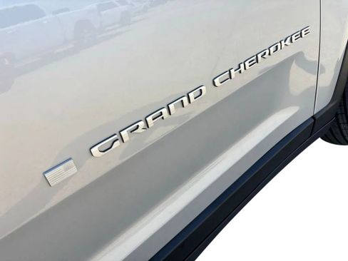 New 2026 Jeep Grand Cherokee Laredo AWD/4WD image 9