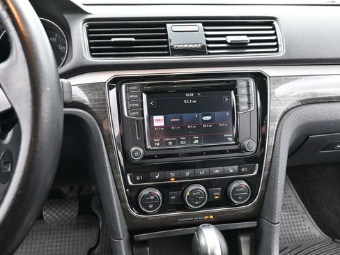 Used 2018 Volkswagen Passat 2.0T SE image 21