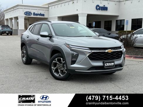 Used 2025 Chevrolet Trax LT w/ LT Convenience Package image 1