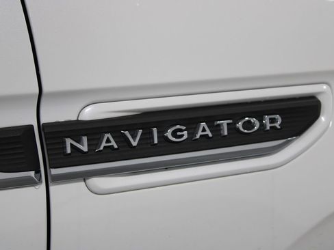 Used 2023 Lincoln Navigator Reserve image 13