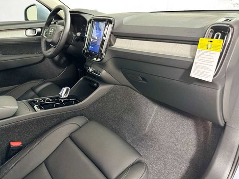 Used 2025 Volvo XC40 B5 Ultra w/ Climate Package image 27