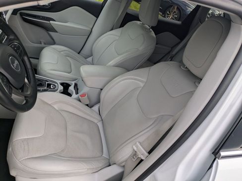 Used 2019 Jeep Cherokee Limited image 18