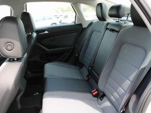 Used 2025 Volkswagen Jetta SE FWD image 20