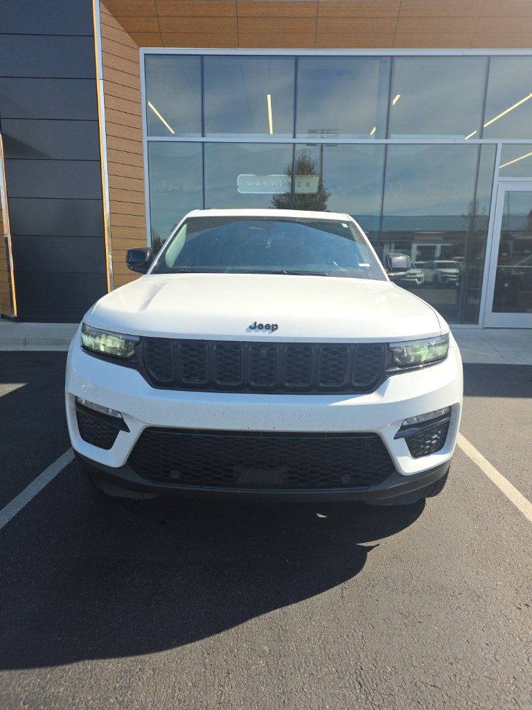 Used 2025 Jeep Grand Cherokee Limited w/ Luxury Tech Group II AWD/4WD image 2