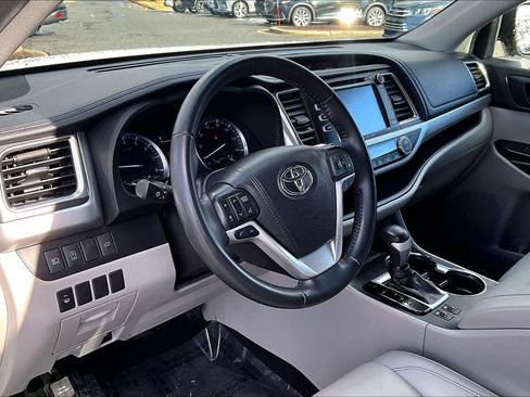 Used 2019 Toyota Highlander XLE image 17