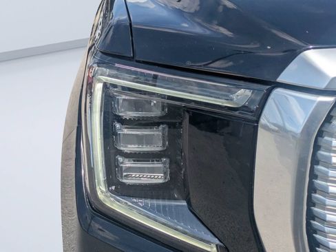 Used 2021 GMC Yukon Denali w/ Denali Premium Package AWD/4WD image 9