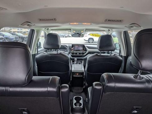 Used 2022 Toyota Highlander XLE AWD/4WD image 14