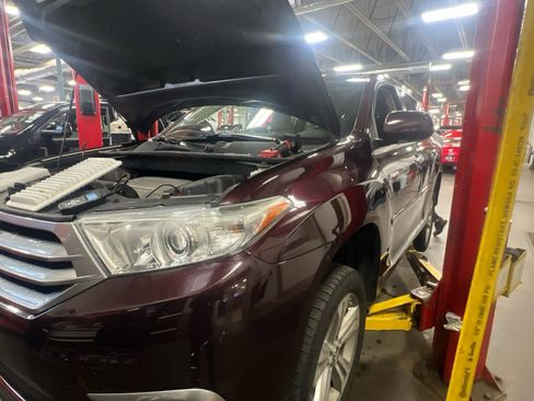 Used 2012 Toyota Highlander Limited w/ Tow Pkg image 3