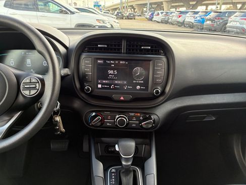 Used 2025 Kia Soul LX w/ LX Technology Package FWD image 14