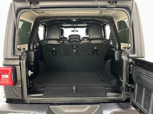 Used 2018 Jeep Wrangler Unlimited Sahara w/ LED Lighting Group image 40