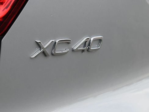 Used 2024 Volvo XC40 B5 Core image 15