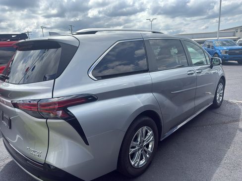 Used 2023 Toyota Sienna Platinum AWD/4WD image 4