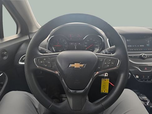 Used 2017 Chevrolet Cruze LT FWD image 10