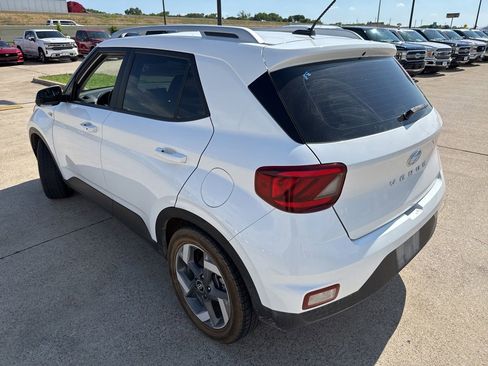 Used 2024 Hyundai Venue SEL FWD image 8