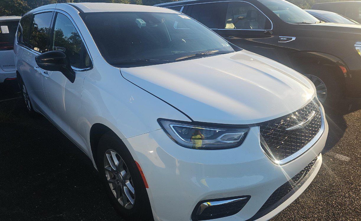 Used 2026 Chrysler Pacifica Select FWD image 2