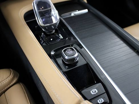 Certified 2023 Volvo XC90 B6 Ultimate w/ Protection Package Premier AWD/4WD image 38