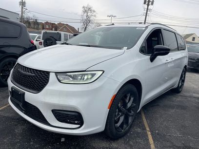 New 2026 Chrysler Pacifica Limited w/ S Appearance Package