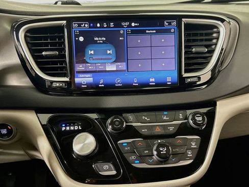Used 2024 Chrysler Pacifica Touring-L FWD image 20