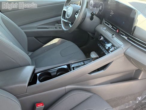 Used 2025 Hyundai Elantra SEL FWD image 32