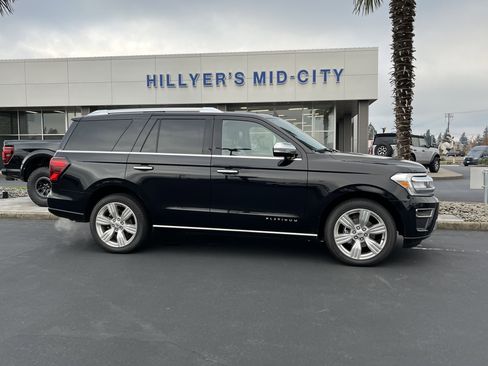 Used 2023 Ford Expedition Platinum image 2