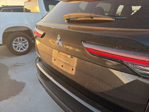 Used 2025 Mitsubishi Outlander ES image 36