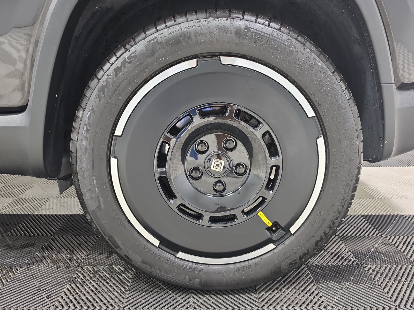 Used 2025 Rivian R1S Adventure Dual AWD/4WD image 10