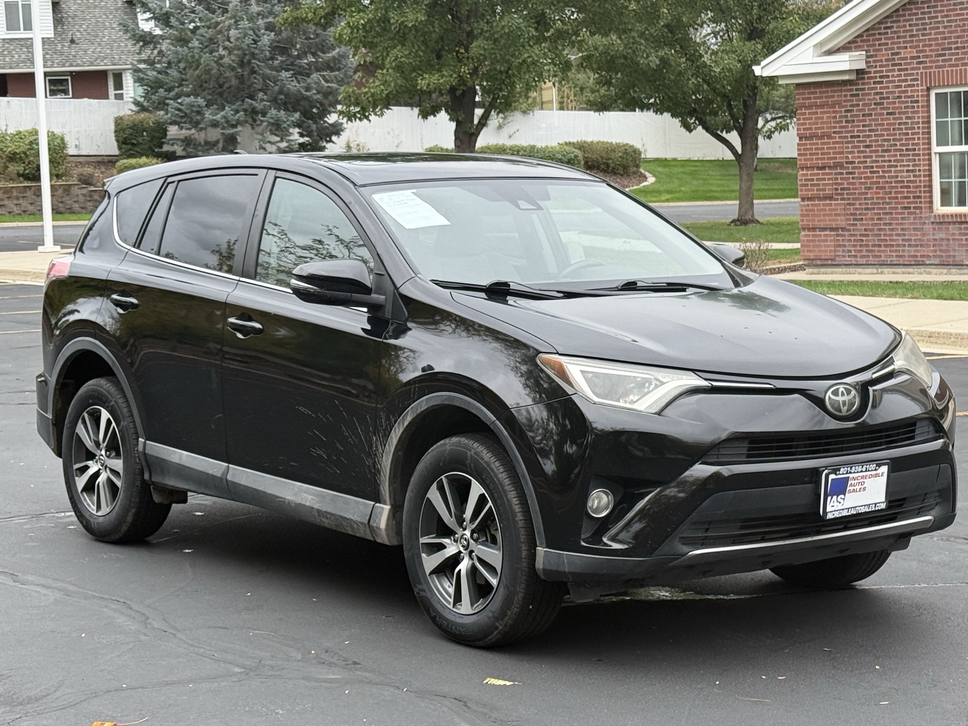 Used 2018 Toyota RAV4 XLE w/ Carpet Mat Package FWD image 2