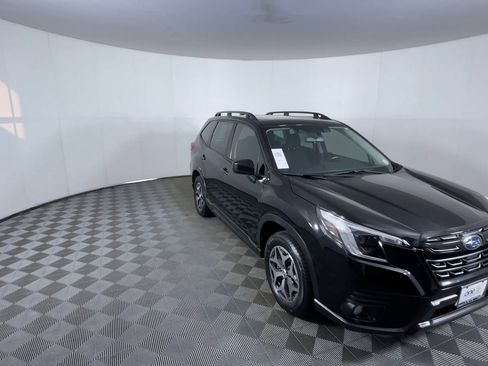 Used 2023 Subaru Forester Premium image 2