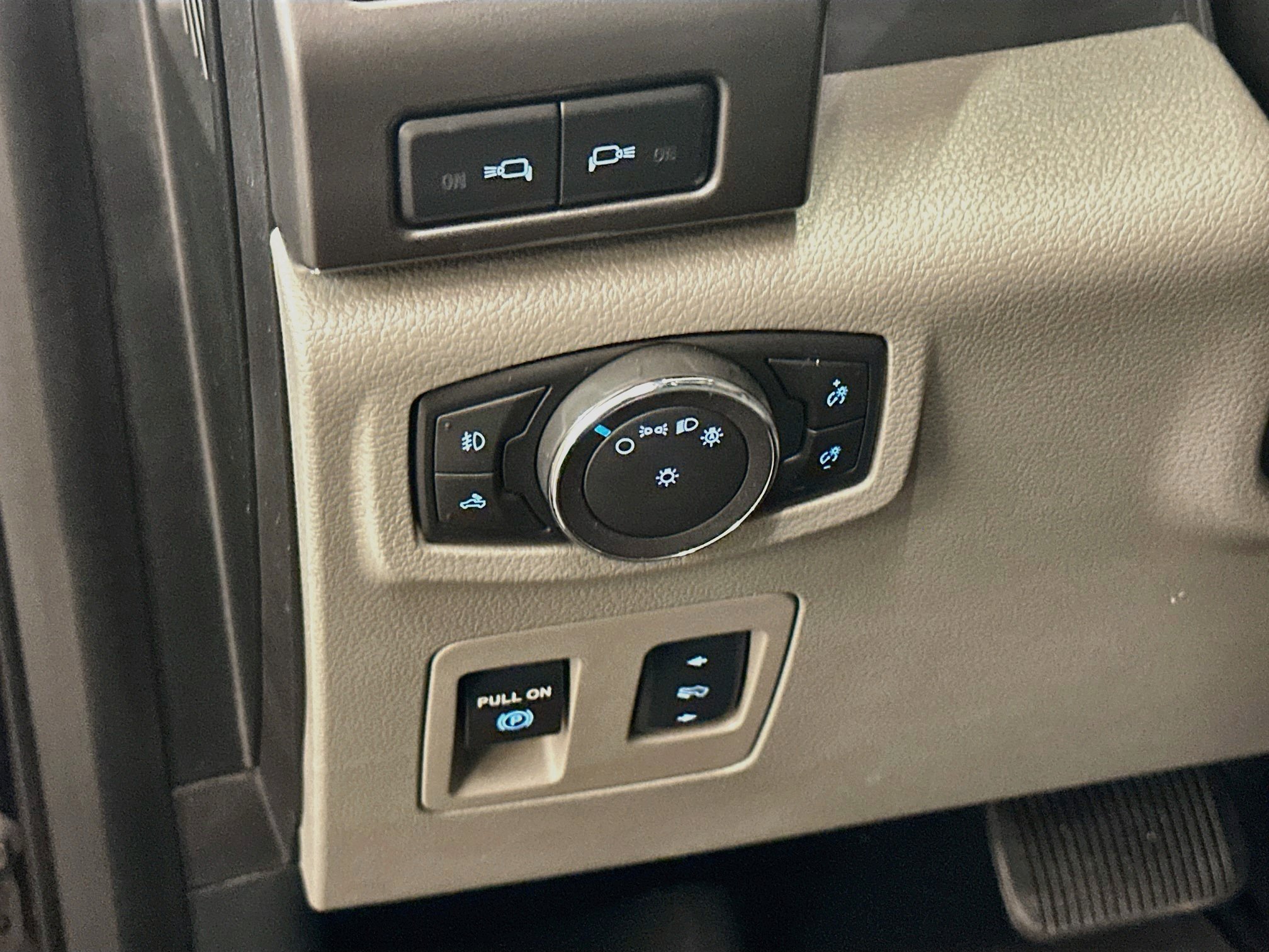 Used 2018 Ford F150 XLT w/ Equipment Group 302A Luxury AWD/4WD image 17
