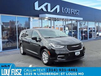 Used 2023 Chrysler Pacifica Touring-L video 1